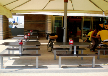 Forever - table et sièges attenants de Belca